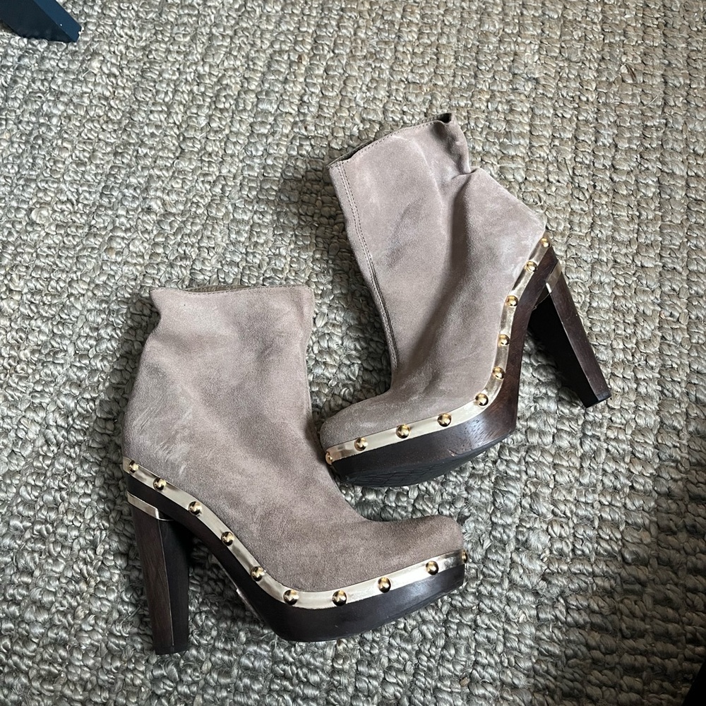 DVF Stylish Tan Ankle Boots with Gold Accents